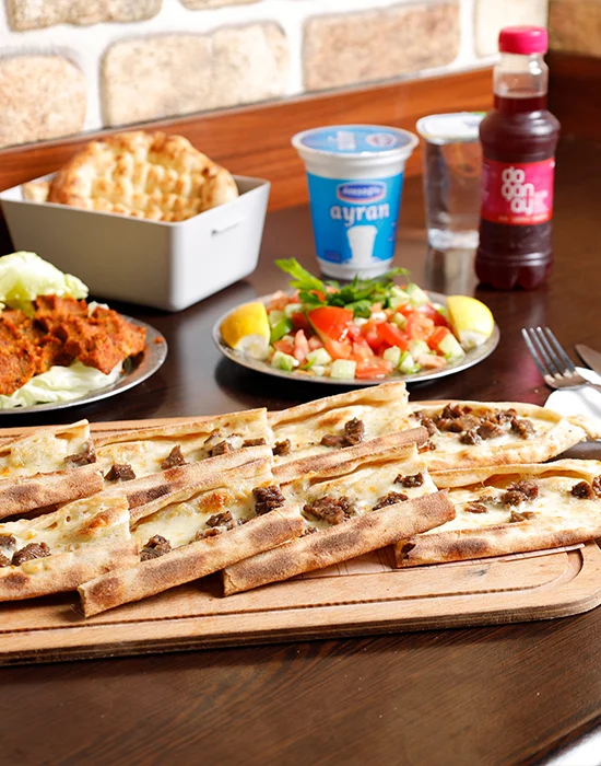 Kavurmalı Kaşarlı Pide