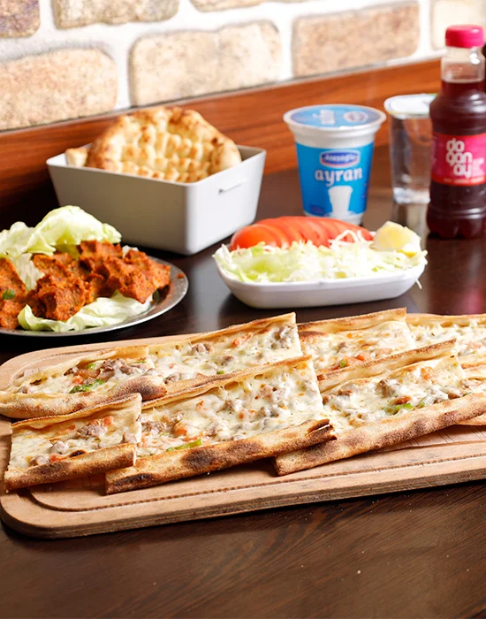 Kuşbaşılı Kaşarlı Pide